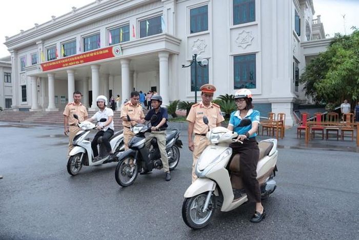 Cảnh sát giao thông hướng dẫn người dân thực hành kỹ năng điều khiển xe mô tô an toàn trên sa hình, nâng cao khả năng xử lý tình huống khi tham gia giao thông.