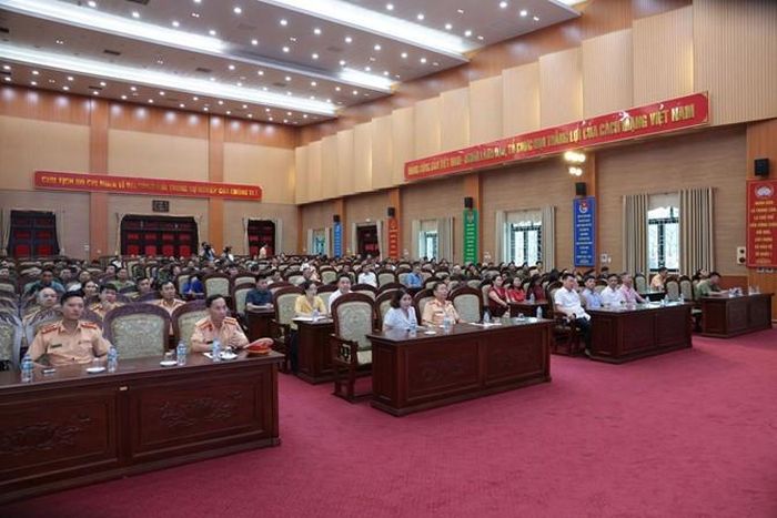 Hội nghị tuyên truyền pháp luật về trật tự, an toàn giao thông, hướng dẫn kỹ năng lái xe an toàn cho người dân xã Văn Giang.