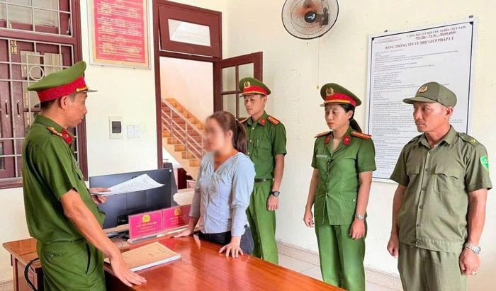 Cơ quan Cảnh sát điều tra Công an TP. Đà Nẵng tống đạt quyết định khởi tố, bắt tạm giam bị can Hoàng Thị Lý để điều tra hành vi trốn thuế hơn 2,45 tỷ đồng. (Ảnh CA)