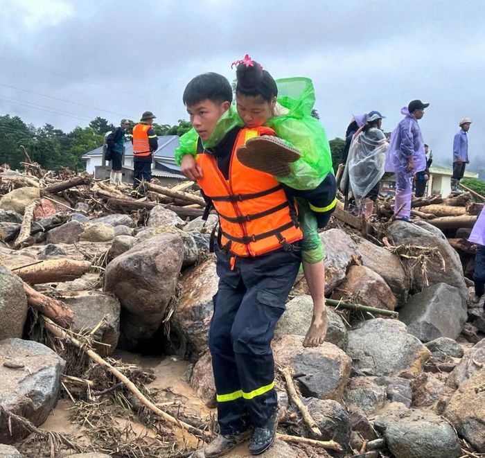 Nạn nhân bị mắc kẹt do lũ được lực lượng Cảnh sát Phòng cháy, chữa cháy và Cứu nạn, cứu hộ Công an tỉnh Lai Châu đưa ra khỏi vùng lũ.