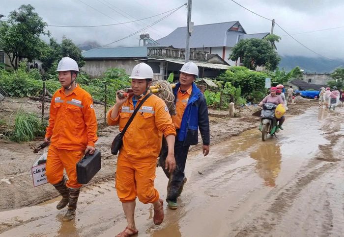 Nhân viên của Công ty Điện lực Lai Châu được huy động đi sửa, khôi phục cấp điện cho khách hàng.