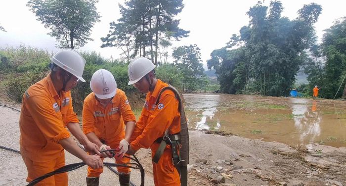 Công ty Điện lực Lai Châu tiếp tục duy trì lực lượng ứng trực 24/24 giờ, thường xuyên theo dõi diễn biến thời tiết, kiểm tra tình trạng đường dây và trạm biến áp.