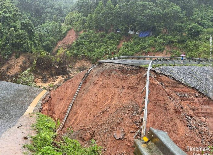 Nền đường và mặt đường trên Quốc lộ 12 bị mưa lũ cuốn trôi khoảng 50m đoạn Km76+250.
