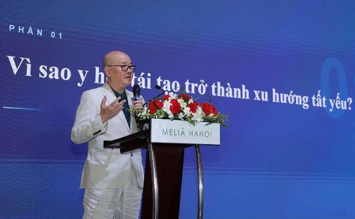 PGS.TS Phan Toàn Thắng trao đổi tại hội thảo.