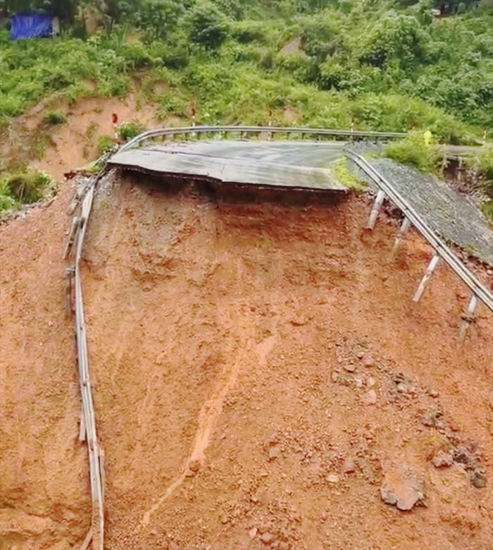 Đoạn Quốc lộ 12, tỉnh Lai Châu tuyến giao thông huyết mạch nối Lai Châu với Điện Biên bị gián đoạn do lũ trước lúc thông xe.