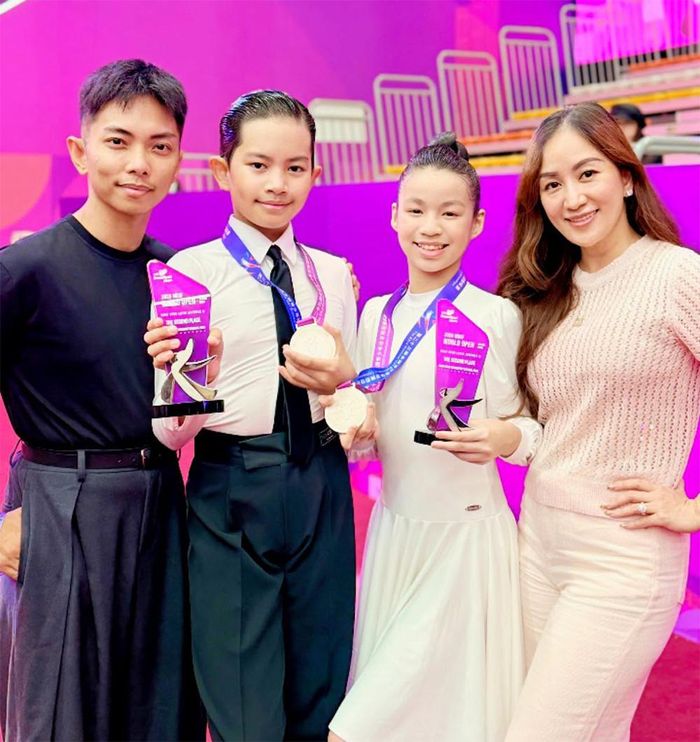 Khánh Thi, Phan Hiển bên con trai và bạn nhảy.