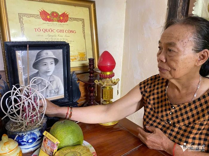 Bà Nguyễn Thị Tâm (SN 1956) đi tìm anh trai là liệt sĩ suốt nhiều năm qua. Ảnh: Thanh Hải