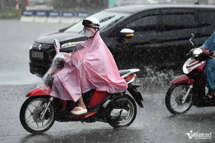 Thời tiết miền Bắc tiếp diễn mưa giông ở nhiều nơi. Ảnh: Hoàng Minh