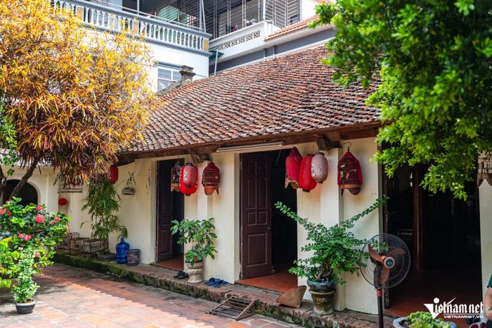 Gian nhà phục vụ sinh hoạt của gia đình bà Yên. Mùa hè, trong nhà vẫn mát mẻ, cảm giác dễ chịu