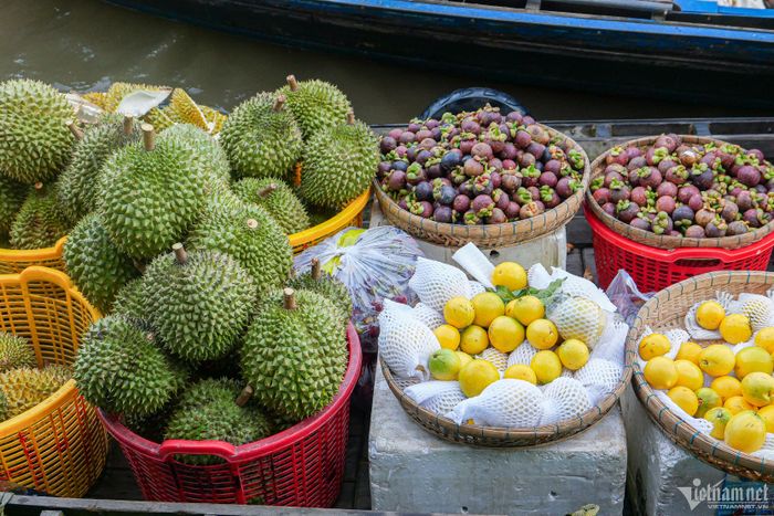 Những thuyền chở đầy ắp trái cây ở chợ nổi Cái Răng. Ảnh: Linh Trang
