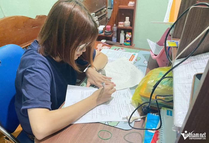 Những lúc khỏe hơn, Ánh lại ngồi vào bàn học tranh thủ ôn bài