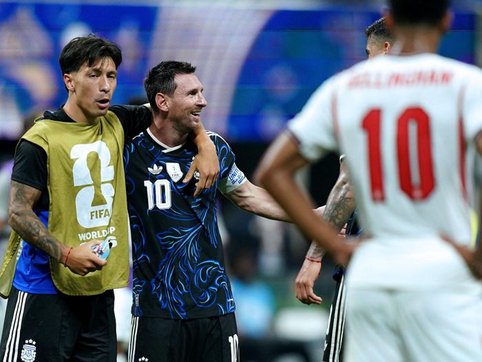 Messi là chuyên gia những phút cuối, từ ghi bàn đến kiến tạo. Ảnh: Clarin