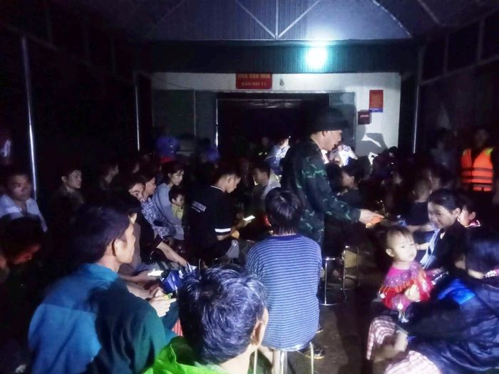 Trong đêm các lực lượng chức năng di tản người dân ở khu vực nguy hiểm đến nơi an toàn. Ảnh: M.T