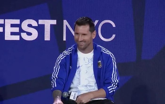 Messi không khỏi bật cười trước mối duyên không thể nào ngờ được giữa anh và Lamine Yamal. Ảnh: EFE