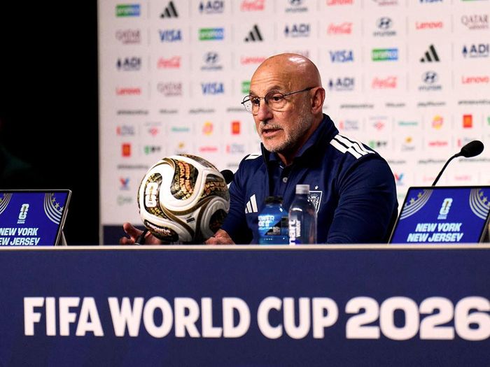 HLV De la Fuente trong cuộc họp báo trước chung kết. Ảnh: SeFutbol