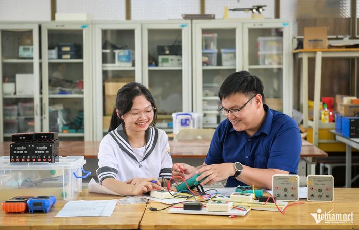 Nguyễn Thị Bích Ngọc và thầy giáo Nguyễn Hải Dương, phụ trách đội tuyển học sinh giỏi quốc gia môn Vật lý, Trường THPT chuyên Lê Hồng Phong.
