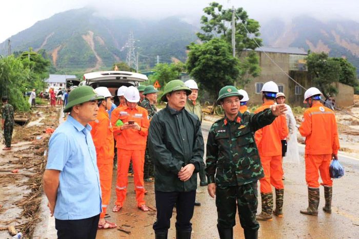 Ông Hà Quang Trung, Chủ tịch UBND tỉnh Lai Châu chỉ đạo tại hiện trường. Ảnh: CACC
