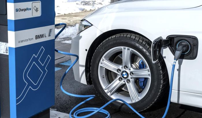 Gần 30.000 chủ sở hữu xe BMW hybrid được cảnh báo không nên đậu xe gần nhà.