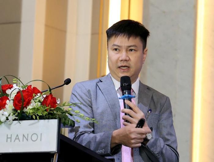 TS Trung chia sẻ tại hội thảo. Ảnh: Trần Minh.