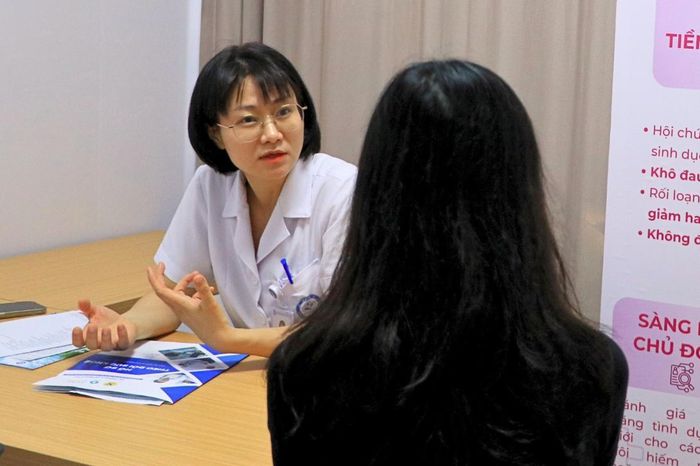 Bác sĩ Bệnh viện Phụ sản Trung ương tư vấn về sức khỏe sinh sản cho bệnh nhân. Ảnh: BVCC