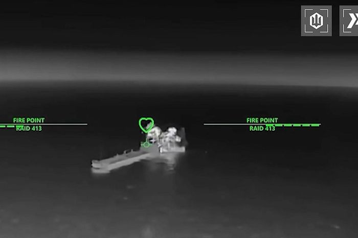 Hình ảnh tàu chở dầu của Nga phát nổ do FPV cảm tử Ukraine. Ảnh: Robert "Madyar" Brovdi/Militarnyi