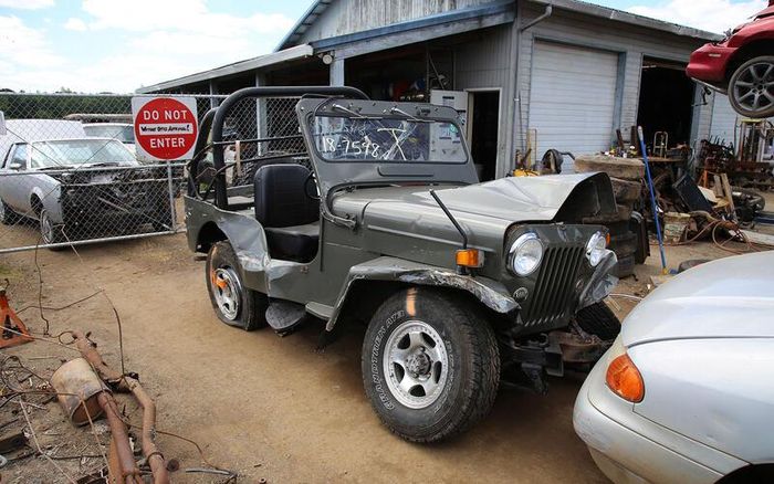 Mitsubishi Jeep đời 1979.