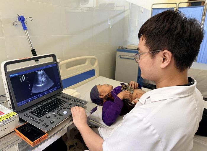 Chuyển đổi số đem lại nhiều lợi ích trong khám sức khỏe cho người dân. Ảnh: T.Phương