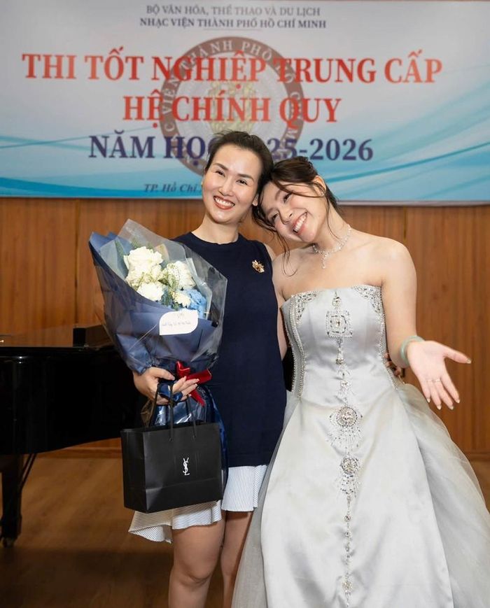 Ca sĩ Võ Hạ Trâm chúc mừng học trò tốt nghiệp.
