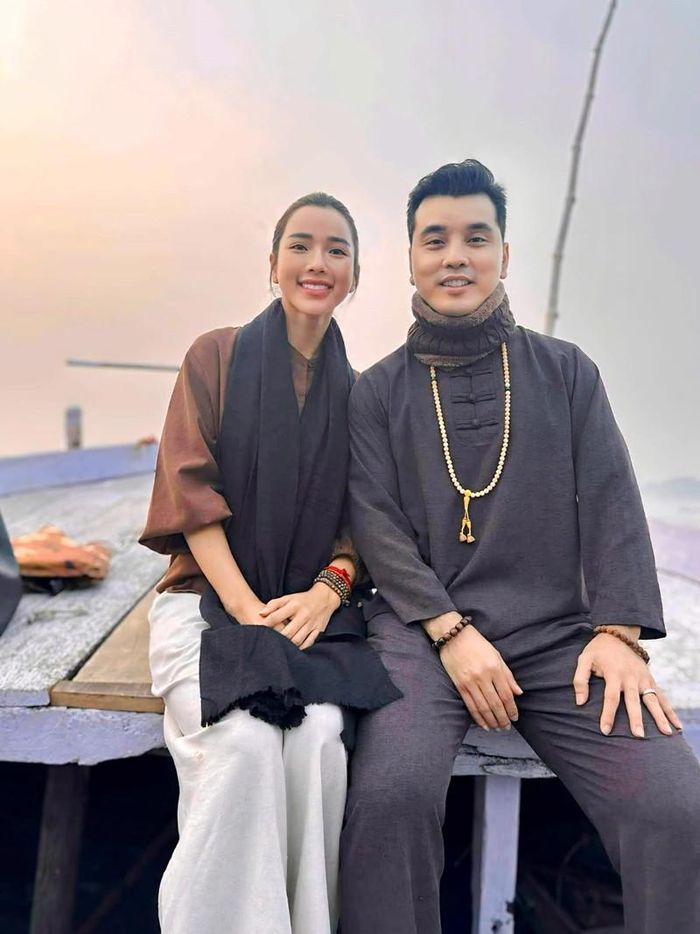 Siêu mẫu Kim Cương cùng chồng Ưng Hoàng Phúc chia sẻ hình ảnh tu tập, mong muốn lan tỏa năng lượng tích cực đến mọi người.