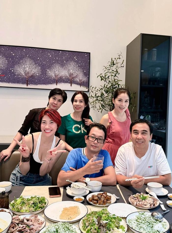 Ca sĩ Pha Lê đến thăm gia đình MC Quyền Linh.