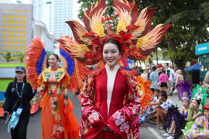 Thành viên trong đoàn diễu hành cười rạng rỡ khi xuống phố giao lưu người dân. Ảnh: Xuân Ngọc