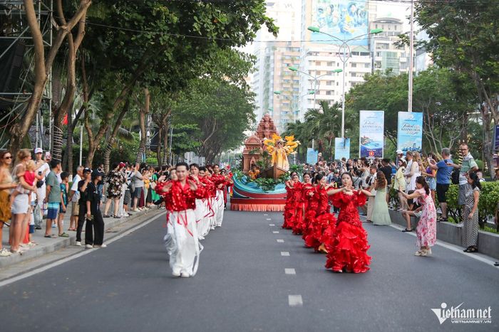 Lễ hội Carnaval và diễu hành xe hoa nằm trong chuỗi sự kiện hưởng ứng Festival biển Khánh Hòa năm 2016. Ảnh: Xuân Ngọc