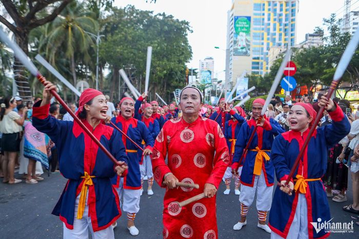 Đoàn nghệ thuật tái hiện ngư dân vùng biển Khánh Hòa. Ảnh: Xuân Ngọc