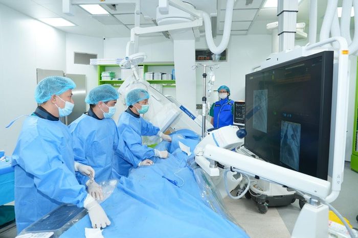 Các bác sĩ thực hiện can thiệp cho bệnh nhi.