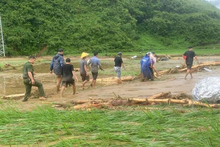 Công an xã Mường Than và người dân kịp thời cứu người bị kẹt giữa dòng nước lũ.