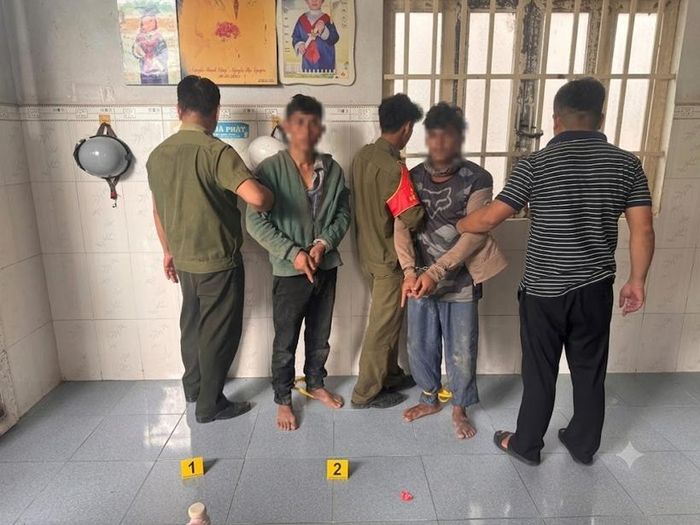 Hai đối tượng người Campuchia bị lực lượng Công an bắt giữ.