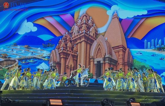 Tiết mục biểu diễn thể hiện một Nha Trang- Khánh Hòa thanh bình, mà năng động. Ảnh: NH.