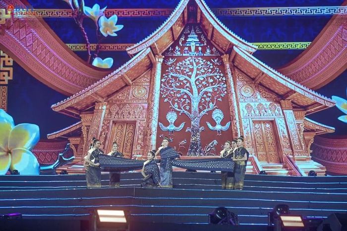 Các nghệ sĩ đến từ Lào biểu diễn tại Lễ Khai mạc Festival Biển Khánh Hòa 2026. Ảnh: NH.