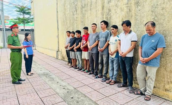 Kiểm sát viên kiểm sát việc bắt giữ, khởi tố các đối tượng.