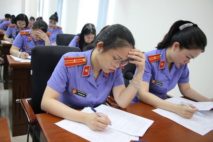 Các thí sinh tập trung làm bài thi.