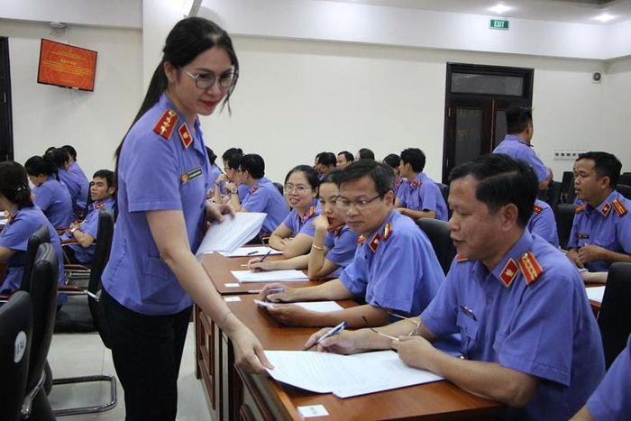 Các thí sinh thực hiện bài thi tập trung gồm 2 phần: trắc nghiệm và thi viết giải quyết tình huống