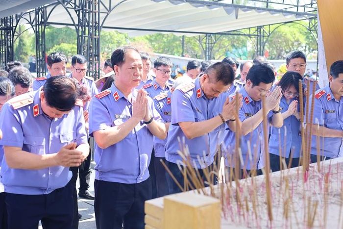 Đồng chí Trần Hải Quân cùng đoàn công tác dâng hương tại Nghĩa trang liệt sĩ quốc gia Đường 9.