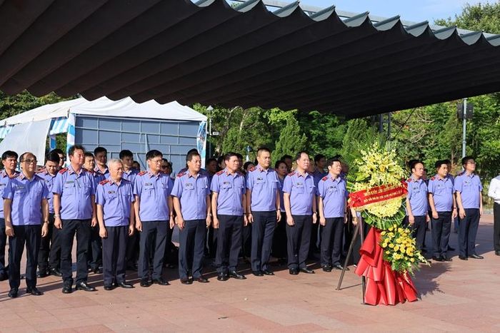 Đoàn công tác của VKSND tối cao do đồng chí Trần Hải Quân, Phó Viện trưởng dẫn đầu dâng hương tại Thành cổ Quảng Trị.
