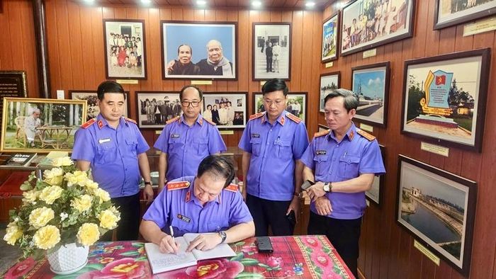  Đồng chí Trần Hải Quân, Phó Viện trưởng VKSND tối cao viết sổ lưu niệm tại Nhà tưởng niệm đồng chí Trần Hữu Dực.