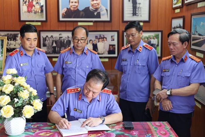 Đồng chí Trần Hải Quân, Phó Viện trưởng VKSND tối cao viết sổ lưu niệm tại Nhà tưởng niệm đồng chí Trần Hữu Dực.