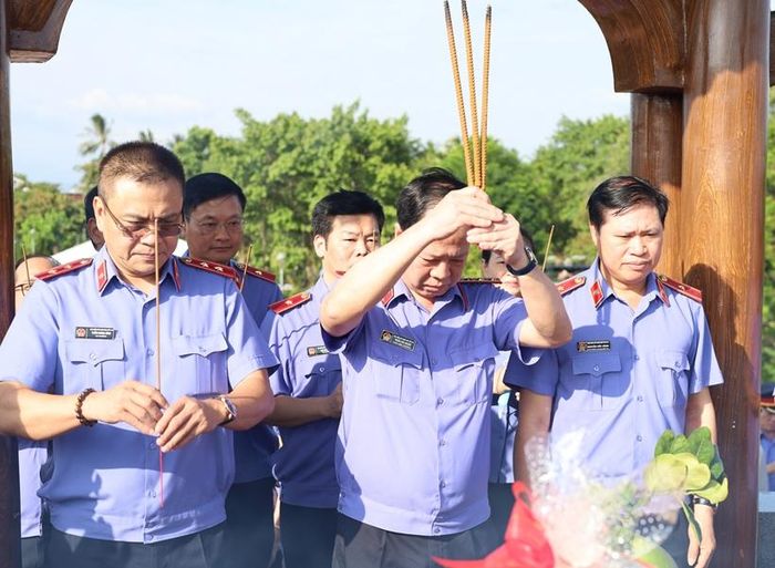 Đồng chí Trần Hải Quân, Phó Viện trưởng VKSND tối cao và Đoàn công tác dâng hương tại Thành cổ Quảng Trị.