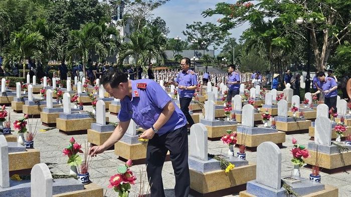 Thắp các nén hương tri ân đối với sự hi sinh cao cả của các anh hùng liệt sĩ.