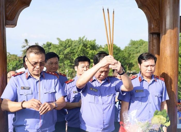  Đồng chí Trần Hải Quân, Phó Viện trưởng VKSND tối cao và Đoàn công tác dâng hương tại Thành cổ Quảng Trị.
