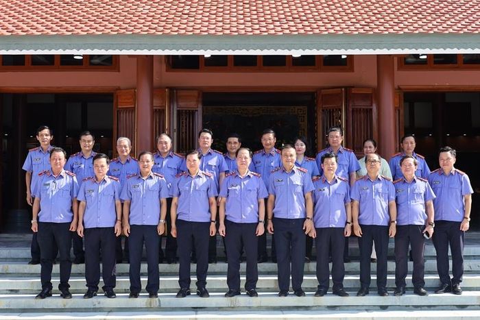Đoàn chụp ảnh lưu niệm tại Nhà tưởng niệm đồng chí Trần Hữu Dực.
