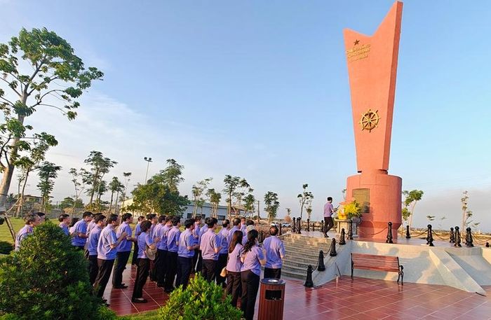Đoàn dâng hương tại Tượng đài Chiến thắng trong Di tích quốc gia đặc biệt Bến phà Gianh.